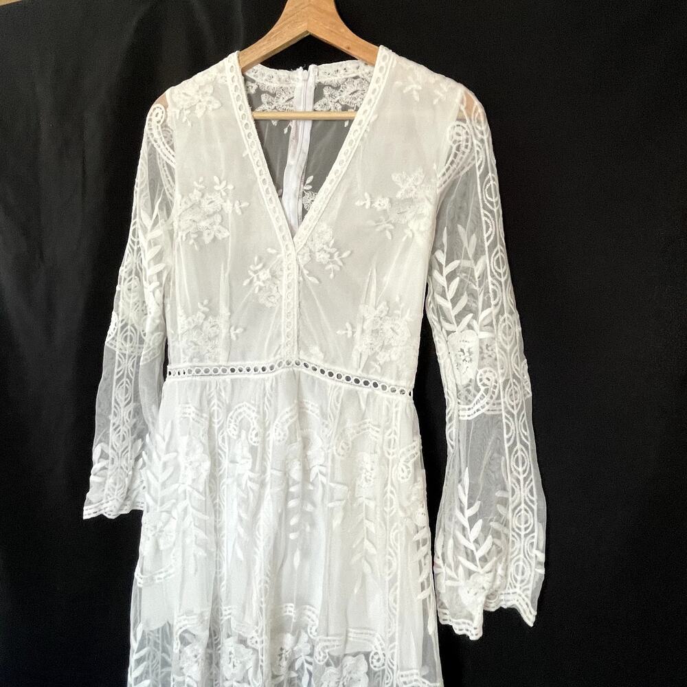 Elegant White Embroidered Maxi Dress with V-Neck - Picture 2 of 11